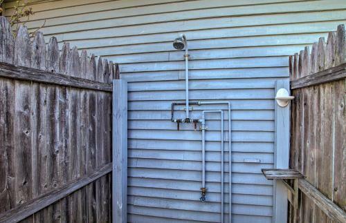 Niantic Getaway With Water Views - Walk To Beach