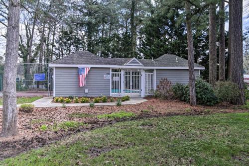 Stylish Townhome About 1 Mi To Beach And Boardwalk!