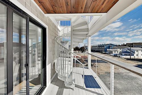 Walk To Beach! Modern Retreat With Rooftop Deck Townhouse
