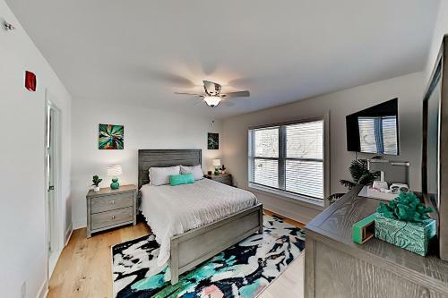 Walk To Beach! Modern Retreat With Rooftop Deck Townhouse