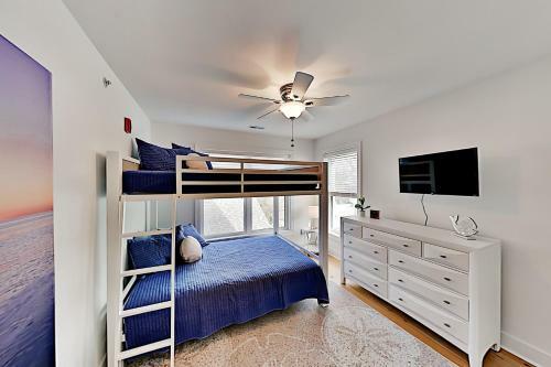 Walk To Beach! Modern Retreat With Rooftop Deck Townhouse