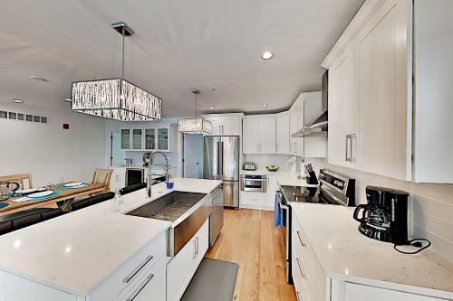 Walk To Beach! Modern Retreat With Rooftop Deck Townhouse