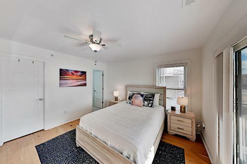 Walk To Beach! Modern Retreat With Rooftop Deck Townhouse