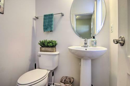 Charming Townhome With Patio, Less Than 5 Mi To Beach!