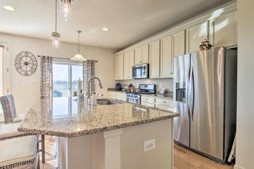 Charming Townhome With Patio, Less Than 5 Mi To Beach!