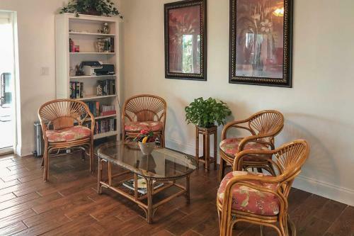 Updated Apollo Beach Home With New Dock And Hot Tub!