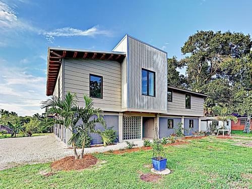New Listing! Riverfront Home With Hot Tub & Dock Home