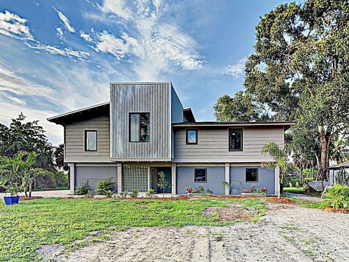 New Listing! Riverfront Home With Hot Tub & Dock Home