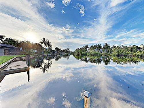 New Listing! Riverfront Home With Hot Tub & Dock Home