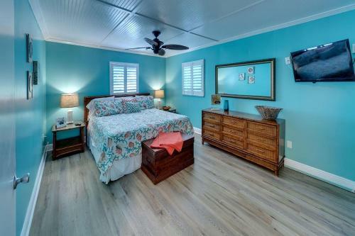 Beach Getaway Pool Condo Between The Island Marina And Beach