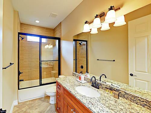 New Listing! Upscale Home With Caged Pool & Lanai Home