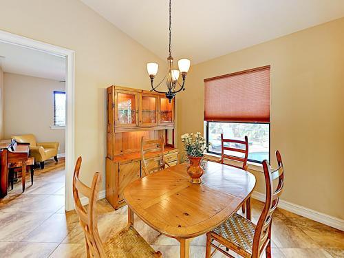 New Listing! Upscale Home With Caged Pool & Lanai Home