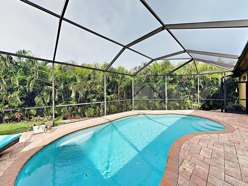 New Listing! Upscale Home With Caged Pool & Lanai Home