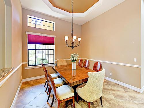 New Listing! Upscale Home With Caged Pool & Lanai Home