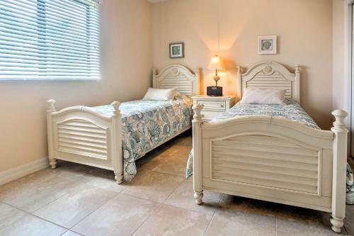 Elegant Waterfront Home On Cape Coral With Lanai!