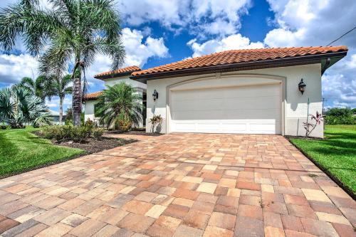 Elegant Waterfront Home On Cape Coral With Lanai!