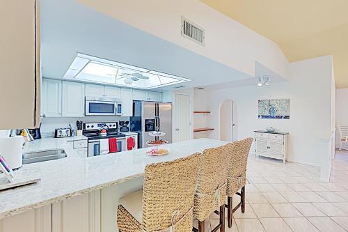 New Listing! Sparkling Home With Caged Pool & Lanai Home