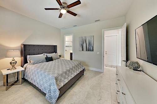 New Modern Home With Pool - Walk To Cape Harbour Home