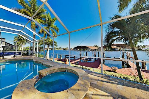 Canal-front Home - Pool & Hot Tub - Private Dock Home