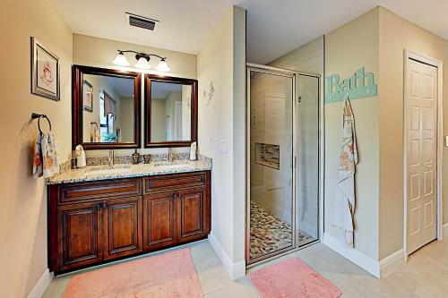 Canal-front Getaway - Boat Dock & Heated Pool Home