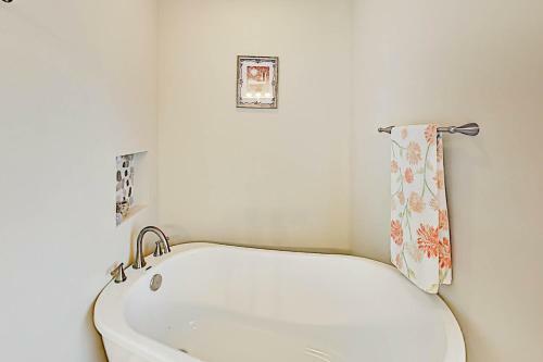 Canal-front Getaway - Boat Dock & Heated Pool Home