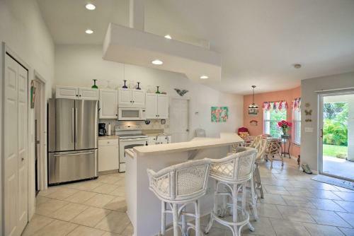 Single-story Cape Coral Home Golf And Grill!