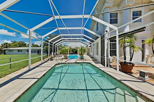 Villa Euphoria - 2-unit Canal Retreat With Pool Home