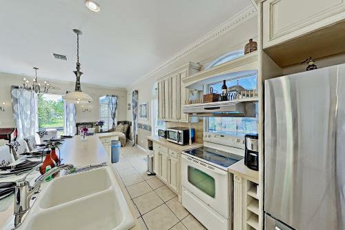 Villa Euphoria - 2-unit Canal Retreat With Pool Home