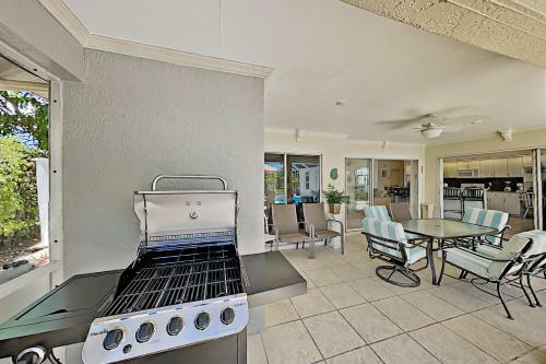 Villa Euphoria - 2-unit Canal Retreat With Pool Home