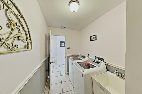 Villa Euphoria - 2-unit Canal Retreat With Pool Home