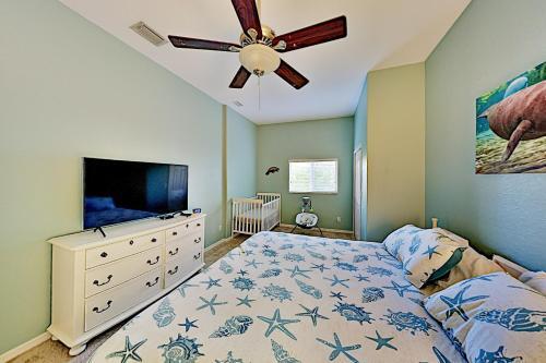 Lavish Canal-front Getaway With Heated Pool & Dock Home