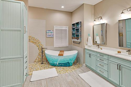 Lavish Canal-front Getaway With Heated Pool & Dock Home