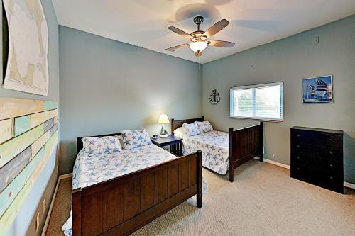 Lavish Canal-front Getaway With Heated Pool & Dock Home