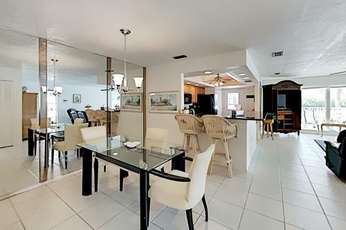 Apartamento Waterfront Serenity - Canal-view Retreat - Pool, Dock Duplex