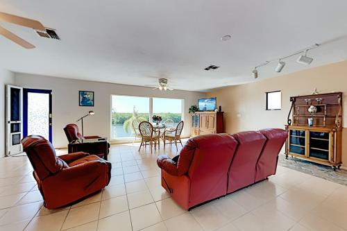 Apartamento Waterfront Serenity - Canal-view Retreat - Pool, Dock Duplex