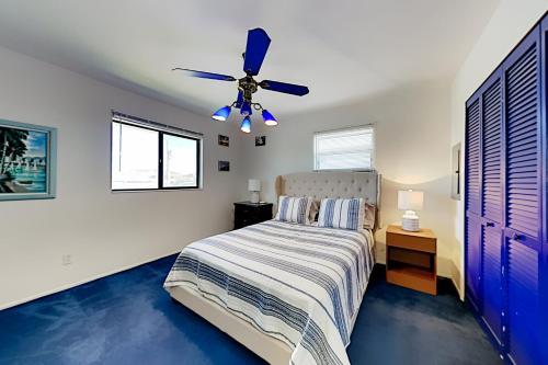 Apartamento Waterfront Serenity - Canal-view Retreat - Pool, Dock Duplex