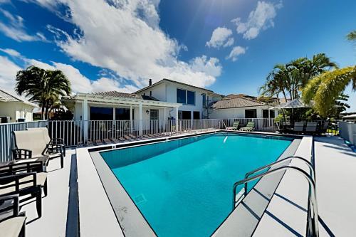 Apartamento Waterfront Serenity - Canal-view Retreat - Pool, Dock Duplex