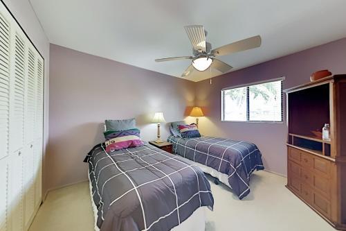 Apartamento Waterfront Serenity - Canal-view Retreat - Pool, Dock Duplex