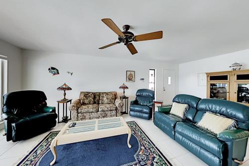 Apartamento Waterfront Serenity - Canal-view Retreat - Pool, Dock Duplex