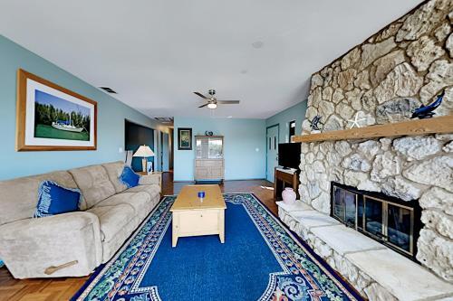 Apartamento Waterfront Serenity - Canal-view Retreat - Pool, Dock Duplex