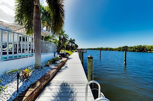 Apartamento Waterfront Serenity - Canal-view Retreat - Pool, Dock Duplex