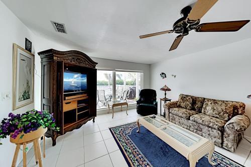 Apartamento Waterfront Serenity - Canal-view Retreat - Pool, Dock Duplex