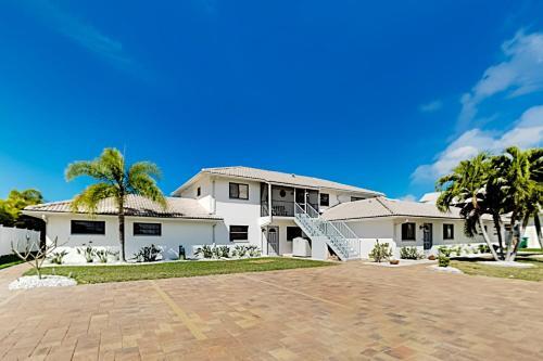 Apartamento Waterfront Serenity - Canal-view Retreat - Pool, Dock Duplex