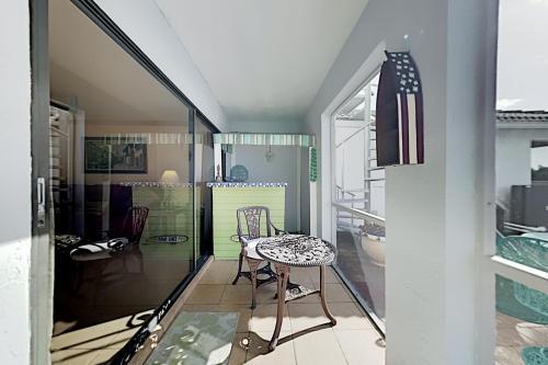 Apartamento Waterfront Serenity - Canal-view Retreat - Pool, Dock Duplex