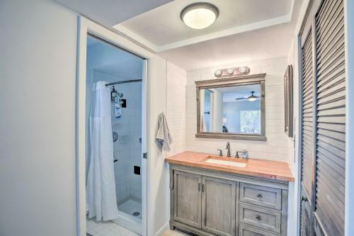 Canalfront Cape Coral Getaway With Boat Lift!
