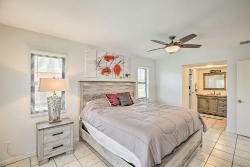 Canalfront Cape Coral Getaway With Boat Lift!