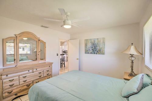 Canalfront Cape Coral Getaway With Boat Lift!