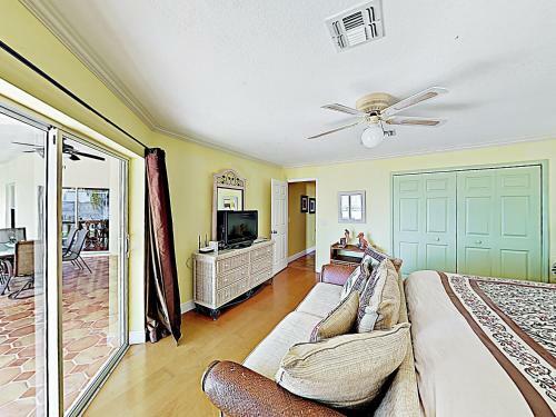 Riverfront Paradise With Caged Pool, Hot Tub & Dock Home