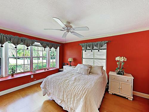 Riverfront Paradise With Caged Pool, Hot Tub & Dock Home