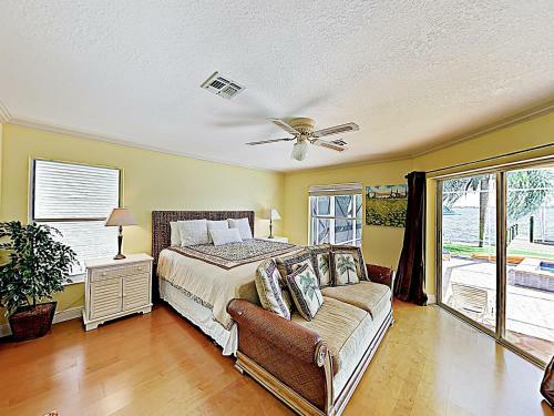 Riverfront Paradise With Caged Pool, Hot Tub & Dock Home
